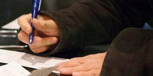 Ποια είναι η ιστορία του 80χρονου που στέλνει πλαστές επιταγές για βοήθεια σε όλ