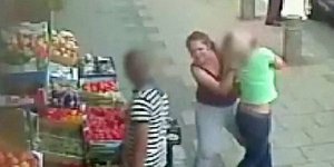 Δύο γυναίκες πιάστηκαν μαλλί με μαλλί για μία θέση πάρκινγκ -Επικός καβγάς [εικό