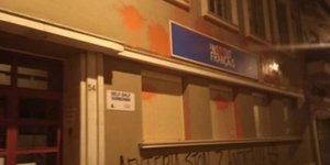 Πάτρα: Επίθεση αντιεξουσιαστών με μπογιές στο Γαλλικό Ινστιτούτο