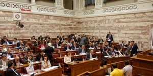 Πέρασε κατά πλειοψηφία το «Μνημόνιο 3» στην Επιτροπή Οικονομικών