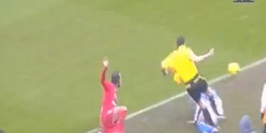 Ποδοσφαιριστής κάνει τάκλιν στον επόπτη [βίντεο]