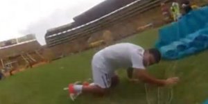 Αλεξιπτωτιστής προσγειώθηκε πάνω σε ποδοσφαιριστή [βίντεο]