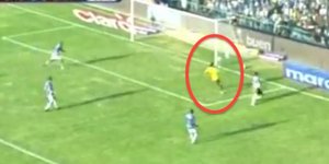 Απίθανη γκάφα τερματοφύλακα και χαμένη ευκαιρία από επιθετικό [βίντεο]
