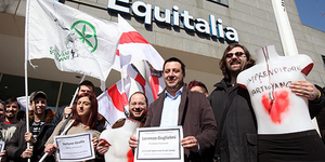 Ο δήμαρχος της Ρώμης -για να σωθεί στις εκλογές- διώχνει τους αδίστακτους φοροει