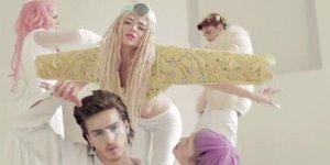 Σάλος με Αλβανίδα τραγουδίστρια -Γύρισε βίντεο στο οποίο χορεύει προκλητικά ντυμ