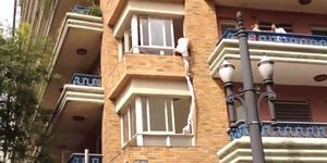 Εραστής με τα εσώρουχα δραπετεύει από το παράθυρο όταν τους πιάνει στα πράσα ο σ