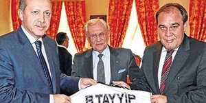 Ο Ερντογάν Ντεμιρορέν και ο γιος του ποζάρουν στο φακό μαζί με τον Σουλτάνο