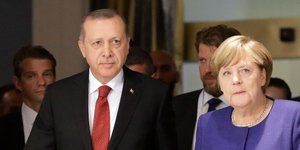 Στιγμιότυπο από παλαιότερη συνάντηση του Ρετζέπ Ταγίπ Ερνοτγάν με τη Γερμανίδα καγκελάριο Άνγκελα Μρκελ/ Φωτογραφία: Matthias Schrader/ AP