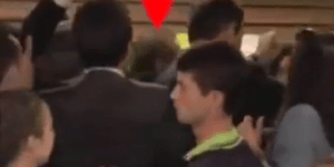 Ο Ερντογάν εκτός εαυτού -Χτυπάει με γροθιές πολίτη που πήγε να διαμαρτυρηθεί [βί