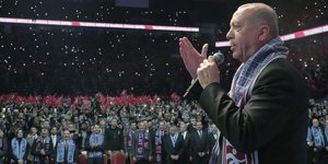 Ο Ταγίπ Ερντογάν στη συγκέντρωση στην Κωνσταντινούπολη/ Φωτογραφία: AP
