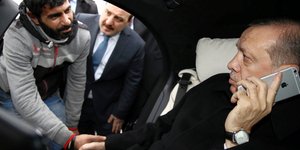 Ο Τούρκος πρόεδρος κρατώντας το δικό του iphone στις 14 Αυγούστου/Φωτογραφία: AP