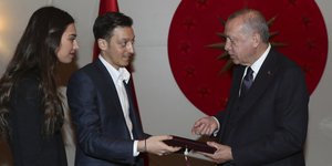 Ο Οζίλ και η σύντροφός του δίνουν το προσκλητήριο στον Ερντογάν/ Φωτογραφία: AP