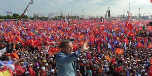 Ο Ερντογάν βρυχάται : Επίδειξη δύναμης στην ομιλία του την ώρα που η αστυνομία έ