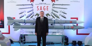 O Tούρκος πρόεδρος ποζάρει μπροστά σε τουρκικής κατασκευής πυραύλους (Φωτογραφία: Presidential Press Service via AP)
