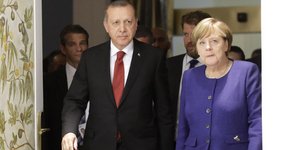 Η Ανγκελα Μέρκελ με τον Ταγίπ Ερντογάν (Φωτογραφία: AP/ Matthias Schrader)