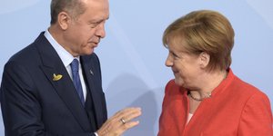 Η Ανγκελα Μέρκελ και ο Ταγίπ Ερντογάν (Φωτογραφία: AP/ Jens Meyer)