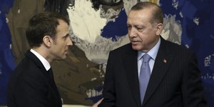 Ο Εμανουέλ Μακρόν με τον Ταγίπ Ερντογάν (Φωτογραφία: AP/ Yasin Bulbul)