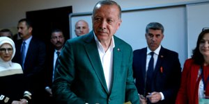 Ο Ερντογάν την ώρα που ψηφίζει στην Κωνσταντινούπολη (AP Photo/Lefteris Pitarakis)