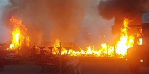 ύρινη κόλαση σε εργοστάσιο ξυλείας στον Πλατύκαμπο(Φωτογραφία: larissanet)