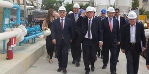 Γιούνκερ και Χατζηδάκης στην Αγία Βαρβάρα: Εβαλαν κράνος και κατέβηκαν στο εργοτ