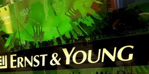 Ernst & Young: Αβέβαιο το μέλλον της Ελλάδας στην Ευρωζώνη