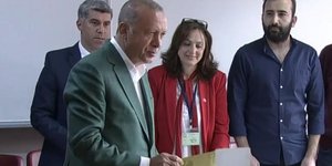 O Toύρκος πρόεδρος Ρετζέπ Ταγίπ Ερντογάν ρίχνει τη ψήφο του / Φωτογραφία: YouTube