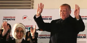Ο πρόεδρος Ρετζέπ Ταγίπ Ερντογάν μετά την ανακοίνωση των πρώτων εκλογικών αποτελεσμάτων / Φωτογραφία: AP Images