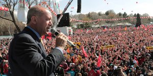 O Ρετζέπ Ταγίπ Ερντογάν απευθύνεται στο πλήθος / Φωτογραφία: AP Images