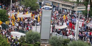 Χαμός από κόσμο στην ΕΡΤ -Χιλιάδες πολίτες έχουν περικυκλώσει το Ραδιομέγαρο [ει
