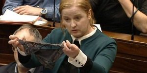 Η βουλευτής Ρ. Κόπινγκερ δείχνει στο δικαστήριο ένα τάνγκα