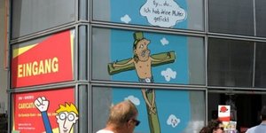 Αφίσα με τον Εσταυρωμένο προκαλεί – Ο Θεός του λέει: «Εγώ γ... την μάνα σου»