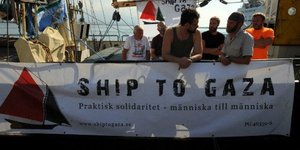 Επιστρέφουν στην Αθήνα οι πέντε Ελληνες ακτιβιστές που επέβαιναν στο Estelle