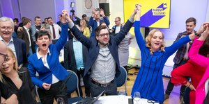Υποστηρικτές του Κόμματος της Μεταρρύθμισης πανηγυρίζουν / Φωτογραφία: AP Images