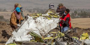 Συντρίμμια του μοιραίου Boeing (Φωτο: ΑΡ/Mulugeta Ayene)