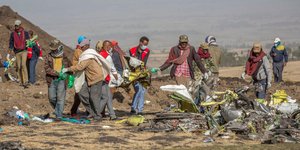 Δεκάδες άνθρωποι έχασαν τη ζωή τους στη συντριβή του αεροσκάφους (Φωτο: ΑΡ)