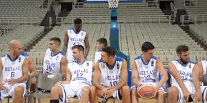 Διάθεση για πειράγματα είχαν οι διεθνείς στη φωτογράφιση της εθνικής