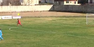 Απίστευτο γκολ τερματοφύλακα με βολέ από το ένα τέρμα στο άλλο [βίντεο]