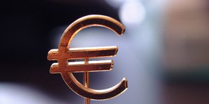 Δημοσκόπηση Ipsos: Το 75% των Ελλήνων θέλει να μείνει η χώρα στο ευρώ