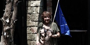 Δημοσκόπηση GPO: Επτά στους 10 θέλουν παραμονή πάση θυσία στο ευρώ 