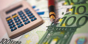 Τραπεζίτης της Deutsche Bank «κουρεύει» το μισθό του