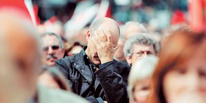 Ευρωβαρόμετρο: Απαισιόδοξοι για την οικονομική τους κατάσταση οι Ελληνες [έρευνα