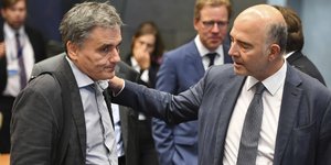 Ο Ευκλείδης Τσακαλώτος με τον Πιερ Μοσκοβισί/ Φωτογραφία: AP- Geert Vanden Wijngaert