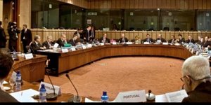 Χρειάζεται βαθύτερο «κούρεμα» εκτιμά η τρόϊκα σε έκθεση της