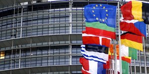 Ελ Παΐς: «Έρχονται» 200 δισ. ευρώ για την ανάπτυξη