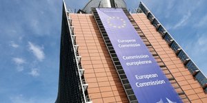 Σε μείωση του αφορολόγητου επιμένει η Κομισιον