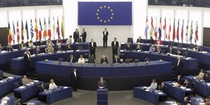 Ισχνό προβάδισμα της Κεντροδεξιάς για τις Ευρωεκλογές: Αβέβαιο αν θα κερδίσει τη