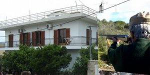 Νεκροί πατέρας και γιος από τις σφαίρες του γείτονα -Διπλή δολοφονία στην Εύβοια