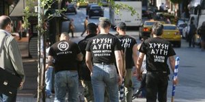 Νέος Χρυσαυγίτης μάρτυρας: Βουλευτές και μέλη της ΧΑ διακινούν όπλα