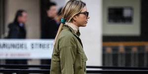 Μια fashion blogger στους δρόμους της πόλης/ Φωτογραφία: Shutterstock