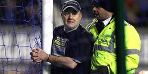 Οπαδός δέθηκε με χειροπέδες στο δοκάρι [βίντεο]